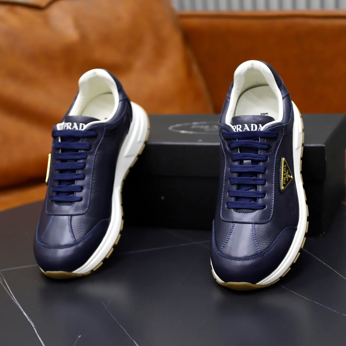 Factory price: 740💰Top original order Brand: PRADA (Prada) Standard code: Men's size 38/44 (45 can be customized) Grade: Same as the official website Material: Original cowhide stitching imported cowhide lining Original combination two-color wear-resistant soft outsole Style category: Leisure and sports version Young fashion European and American trend British style Color: Real picture color